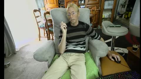 Snapshot of 00jeff31 chatting on 05/10/26, 06:51 jeff online show from 05/10/26, 06:51
