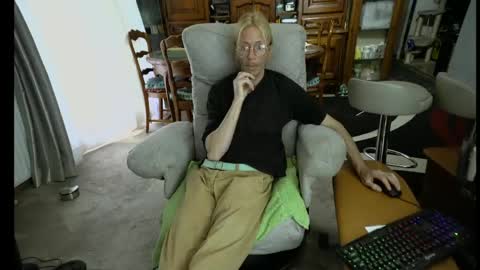 Snapshot of 00jeff31 chatting on 05/14/26, 08:10 jeff online show from 05/14/26, 08:10
