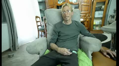 Snapshot of 00jeff31 chatting on 06/15/26, 11:45 jeff online show from 06/15/26, 11:45