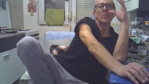 Snapshot of 1973man chatting on 02/18/26, 11:01 1973man online show from 02/18/26, 11:01