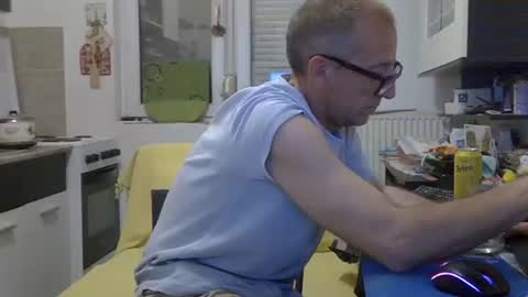 Snapshot of 1973man chatting on 04/14/26, 07:42 1973man online show from 04/14/26, 07:42