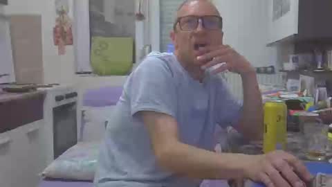 Snapshot of 1973man chatting on 04/18/26, 01:20 1973man online show from 04/18/26, 01:20