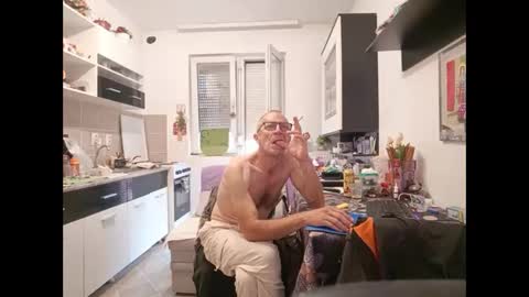 Snapshot of 1973man chatting on 06/09/26, 10:38 1973man online show from 06/09/26, 10:38
