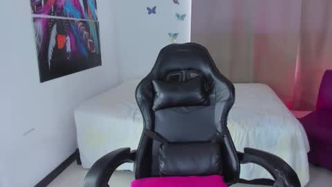 Snapshot of 19vanee chatting on 02/28/26, 04:08 stef read my description online show from 02/28/26, 04:08