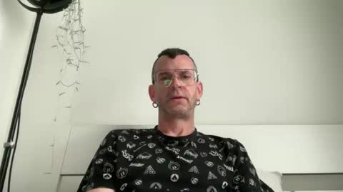 Snapshot of 1_hot_minute chatting on 06/05/26, 10:32 J online show from 06/05/26, 10:32