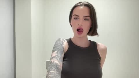 Snapshot of 1dove chatting on 04/11/26, 09:19 DOVE online show from 04/11/26, 09:19