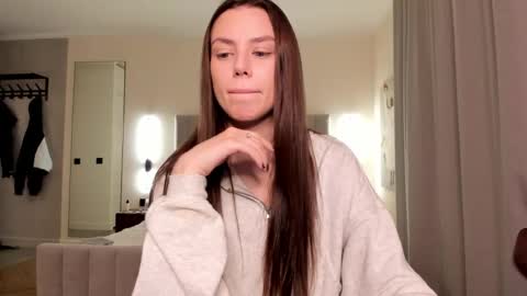 Lily 3 online show from 12/14/25, 08:35