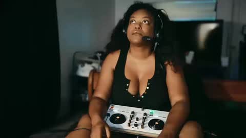 Lillycakes online show from 10/10/25, 05:28