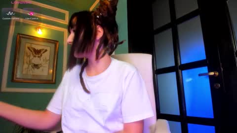 Moona  online show from 10/28/25, 01:47