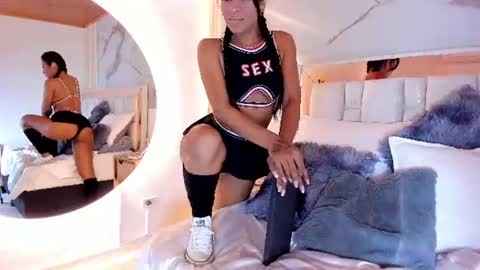 Snapshot of 1naughty_milf chatting on 06/14/26, 02:30 Luisa online show from 06/14/26, 02:30