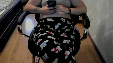 Snapshot of 1your_hot_girls chatting on 10/27/25, 02:10 1your_hot_girls online show from 10/27/25, 02:10