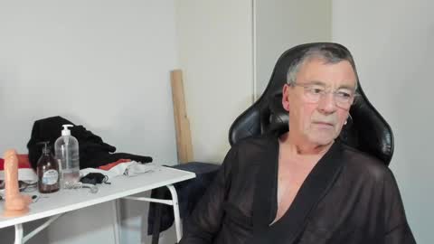 Snapshot of 200gentleman chatting on 12/28/24, 05:14 Henk online show from 12/28/24, 05:14