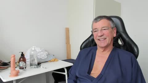 Snapshot of 200gentleman chatting on 12/31/24, 01:19 Henk online show from 12/31/24, 01:19