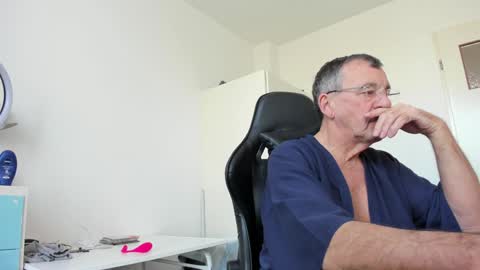 Snapshot of 200gentleman chatting on 02/02/25, 12:13 Henk online show from 02/02/25, 12:13