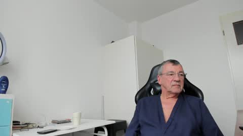 Snapshot of 200gentleman chatting on 02/04/25, 01:48 Henk online show from 02/04/25, 01:48