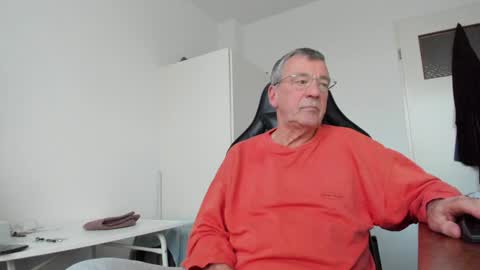 Snapshot of 200gentleman chatting on 02/06/25, 04:36 Henk online show from 02/06/25, 04:36