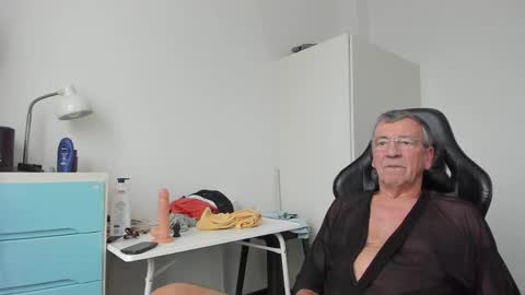 Snapshot of 200gentleman chatting on 02/10/25, 03:21 Henk online show from 02/10/25, 03:21