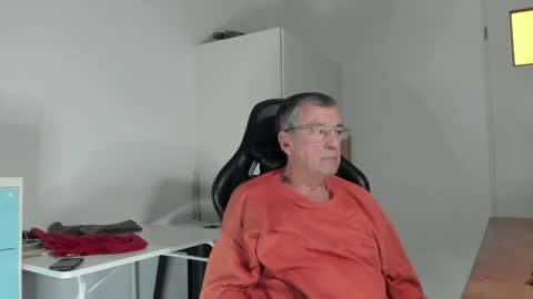 Snapshot of 200gentleman chatting on 02/12/25, 04:44 Henk online show from 02/12/25, 04:44