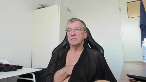 Snapshot of 200gentleman chatting on 03/06/25, 03:56 Henk online show from 03/06/25, 03:56