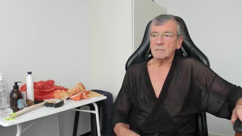 Snapshot of 200gentleman chatting on 12/02/25, 12:43 Henk online show from 12/02/25, 12:43