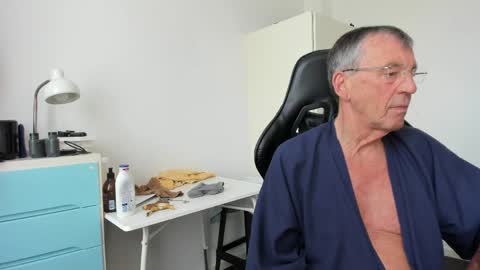 Snapshot of 200gentleman chatting on 03/29/26, 11:10 Henk online show from 03/29/26, 11:10