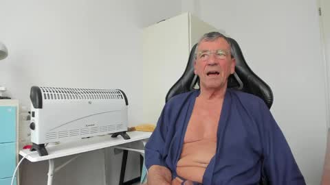 Snapshot of 200gentleman chatting on 04/03/26, 01:42 Henk online show from 04/03/26, 01:42