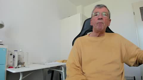 Snapshot of 200gentleman chatting on 04/06/26, 11:22 Henk online show from 04/06/26, 11:22