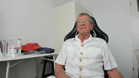 Snapshot of 200gentleman chatting on 04/12/26, 05:18 Henk online show from 04/12/26, 05:18