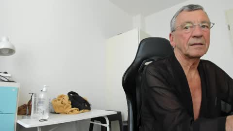 Snapshot of 200gentleman chatting on 04/22/26, 03:24 Henk online show from 04/22/26, 03:24