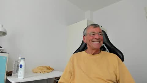 Snapshot of 200gentleman chatting on 05/13/26, 12:35 Henk online show from 05/13/26, 12:35