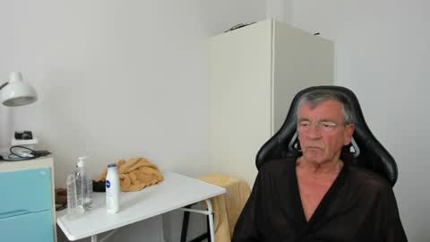 Snapshot of 200gentleman chatting on 05/17/26, 11:06 Henk online show from 05/17/26, 11:06