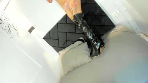 Snapshot of 2damnh0t_slut chatting on 02/17/26, 06:36 haduki online show from 02/17/26, 06:36