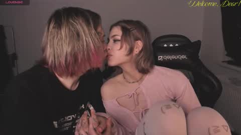 Snapshot of 2emo4fam chatting on 12/15/25, 01:15 2emo4fam online show from 12/15/25, 01:15