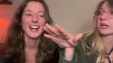 Snapshot of 2girls1boat chatting on 11/17/25, 04:40 Zenon Zelda online show from 11/17/25, 04:40