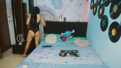 Snapshot of 2girls__dream chatting on 01/10/26, 06:53 samantha sharon online show from 01/10/26, 06:53