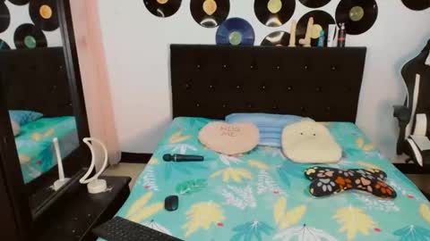 Snapshot of 2girls__dream chatting on 03/12/26, 08:53 samantha sharon online show from 03/12/26, 08:53