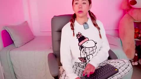 independent model online show from 12/04/25, 08:23