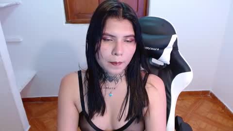 Snapshot of 3rika_gomez chatting on 02/13/25, 02:23 erika online show from 02/13/25, 02:23