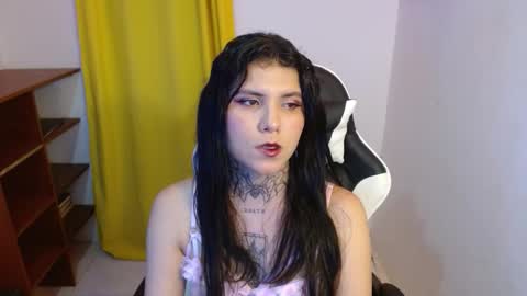 Snapshot of 3rika_gomez chatting on 10/31/25, 10:44 erika online show from 10/31/25, 10:44