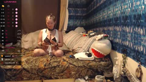 Snapshot of 420stonerchick chatting on 03/25/26, 03:01 420stonerchick online show from 03/25/26, 03:01