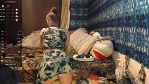 Snapshot of 420stonerchick chatting on 03/27/26, 12:38 420stonerchick online show from 03/27/26, 12:38