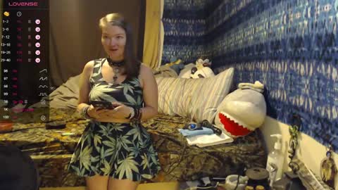 Snapshot of 420stonerchick chatting on 04/21/26, 12:22 420stonerchick online show from 04/21/26, 12:22