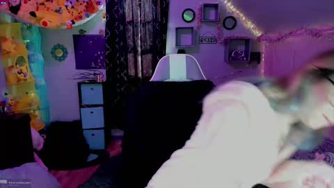 Snapshot of 4kfucktoy chatting on 10/27/25, 02:32 Mo online show from 10/27/25, 02:32