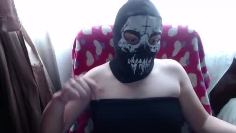 Snapshot of 666maskgirl chatting on 10/27/25, 05:28 SHANNON online show from 10/27/25, 05:28