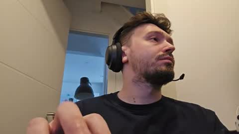 Snapshot of 8inchdude93 chatting on 04/16/26, 09:32 8inchdude93 online show from 04/16/26, 09:32