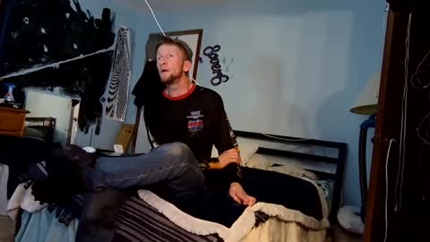 Snapshot of 9_25 chatting on 12/22/24, 10:04 8over6 online show from 12/22/24, 10:04