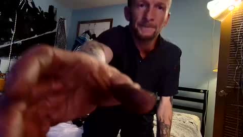 Snapshot of 9_25 chatting on 03/11/25, 12:22 8over6 online show from 03/11/25, 12:22