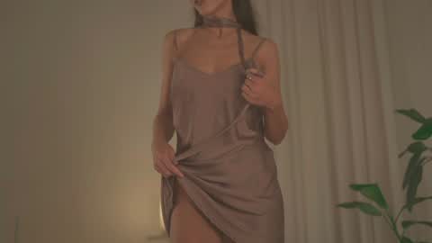 Snapshot of _2strangers chatting on 10/28/25, 12:14 Olivia dark hair Zoe light hair online show from 10/28/25, 12:14