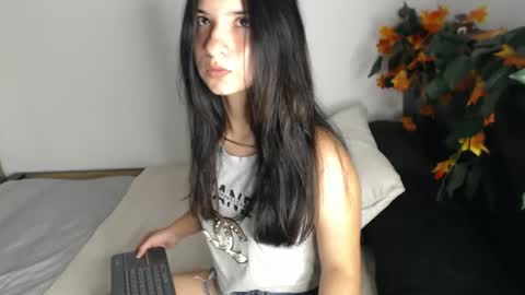 Snapshot of _abrill_20 chatting on 10/18/25, 10:43 _abrill_20 online show from 10/18/25, 10:43