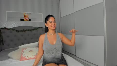 Snapshot of _adelle chatting on 01/05/25, 12:42 Adelle online show from 01/05/25, 12:42